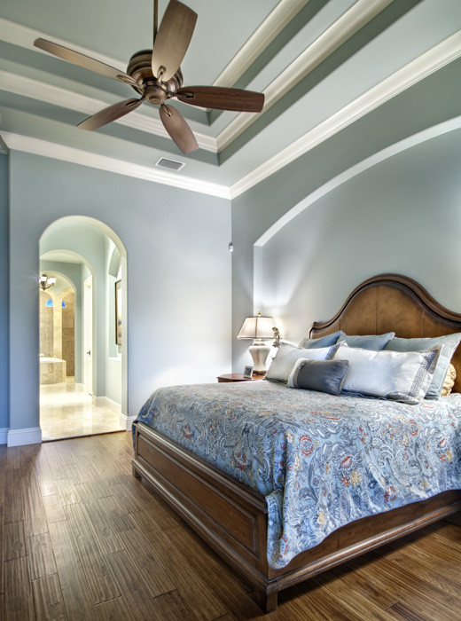 マイアミにある広い地中海スタイルのおしゃれな主寝室 (緑の壁、無垢フローリング、暖炉なし)
