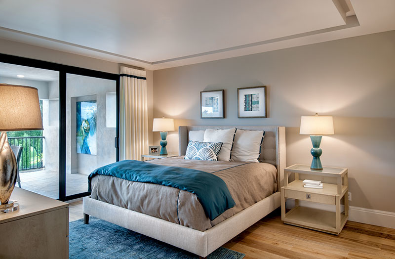 Стильный дизайн: большая гостевая спальня (комната для гостей) в средиземноморском стиле с серыми стенами и паркетным полом среднего тона без камина - последний тренд