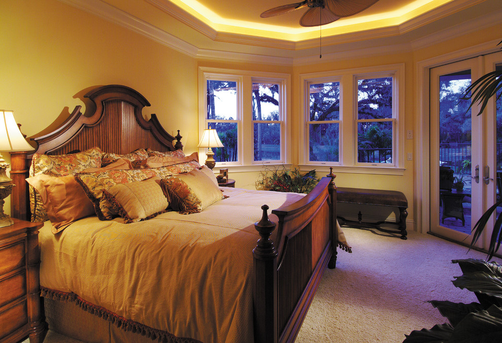 Идея дизайна: большая гостевая спальня (комната для гостей) в стиле кантри с желтыми стенами и ковровым покрытием без камина