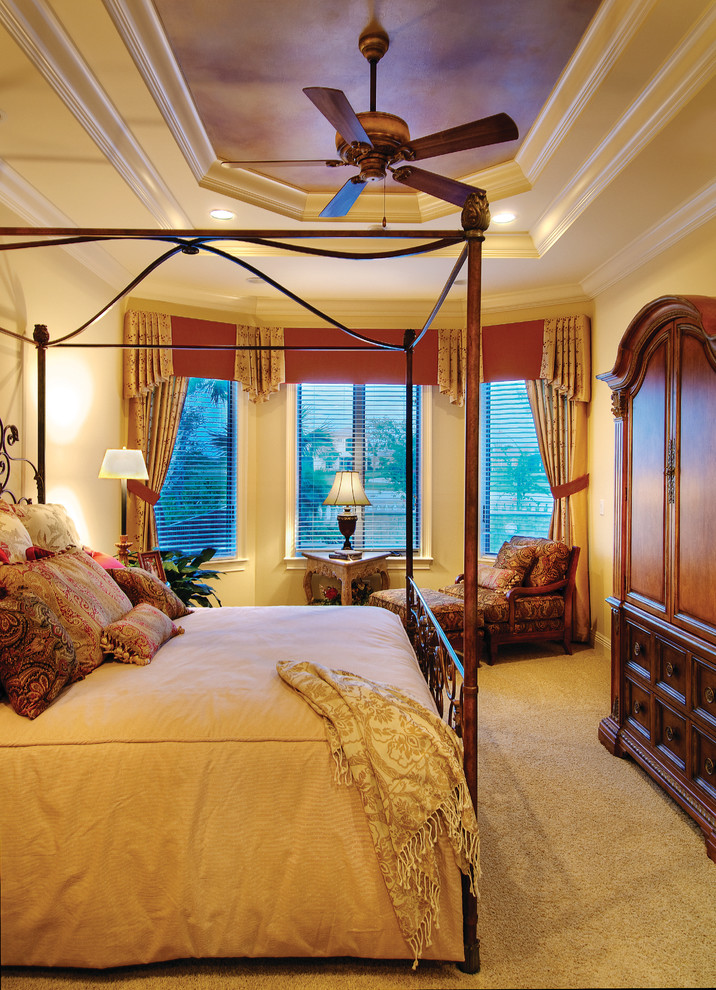 マイアミにある広い地中海スタイルのおしゃれな主寝室 (ベージュの壁、カーペット敷き、暖炉なし) のレイアウト