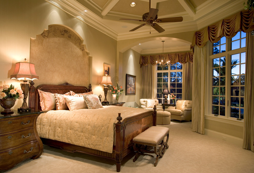 Inspiration pour une chambre avec moquette traditionnelle avec un mur beige.