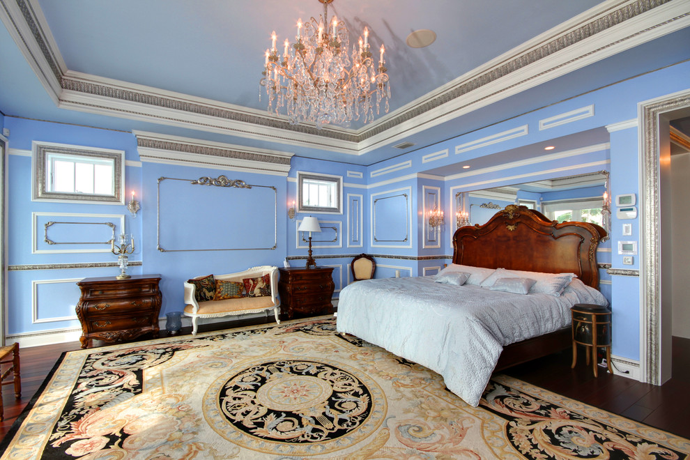 Идея дизайна: огромная хозяйская спальня в морском стиле с синими стенами и темным паркетным полом без камина