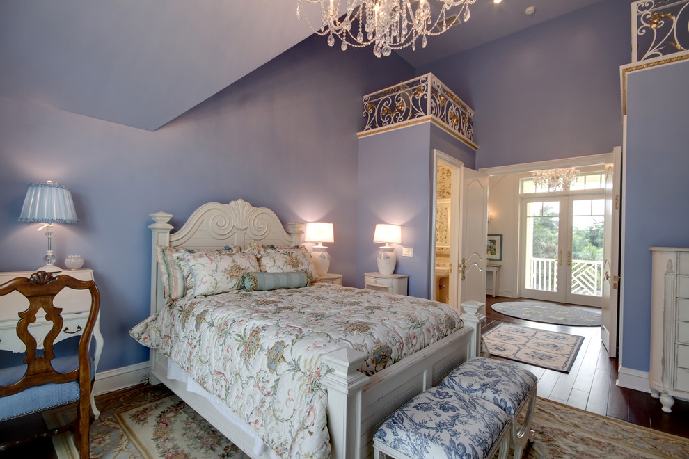 Свежая идея для дизайна: огромная гостевая спальня (комната для гостей) в морском стиле с синими стенами и темным паркетным полом без камина - отличное фото интерьера