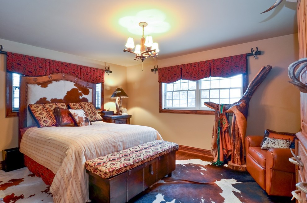 Immagine di una grande camera da letto tradizionale con pareti gialle e pavimento in legno massello medio