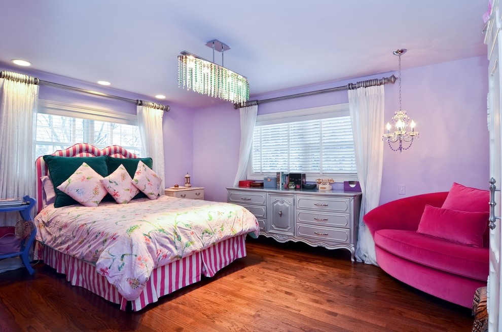 На фото: большая спальня в классическом стиле с фиолетовыми стенами и паркетным полом среднего тона