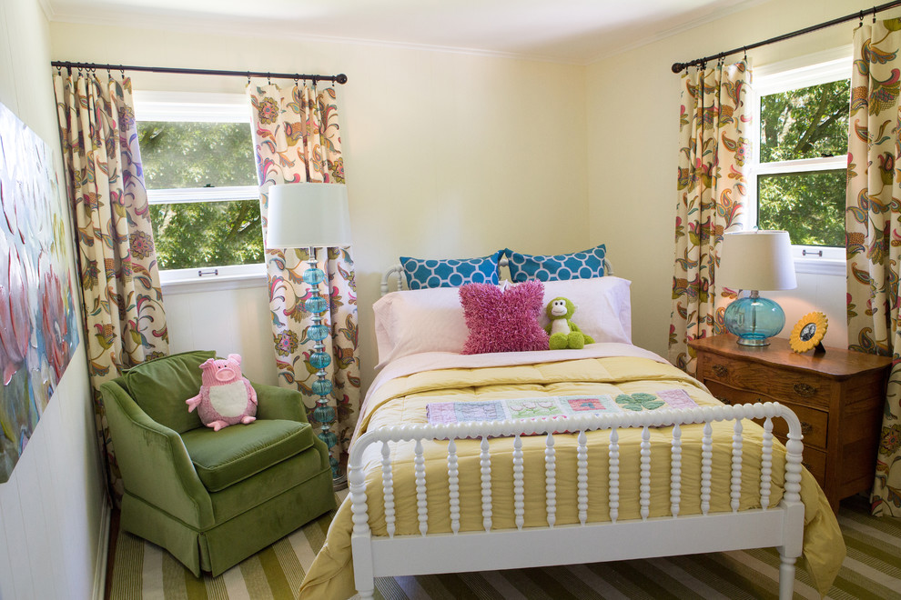 グランドラピッズにある小さなミッドセンチュリースタイルのおしゃれな寝室 (黄色い壁、無垢フローリング、暖炉なし) のインテリア