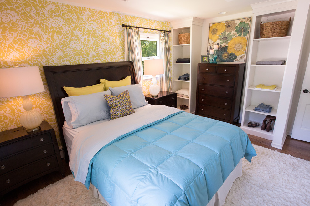 Kleines Mid-Century Hauptschlafzimmer ohne Kamin mit weißer Wandfarbe und braunem Holzboden in Grand Rapids