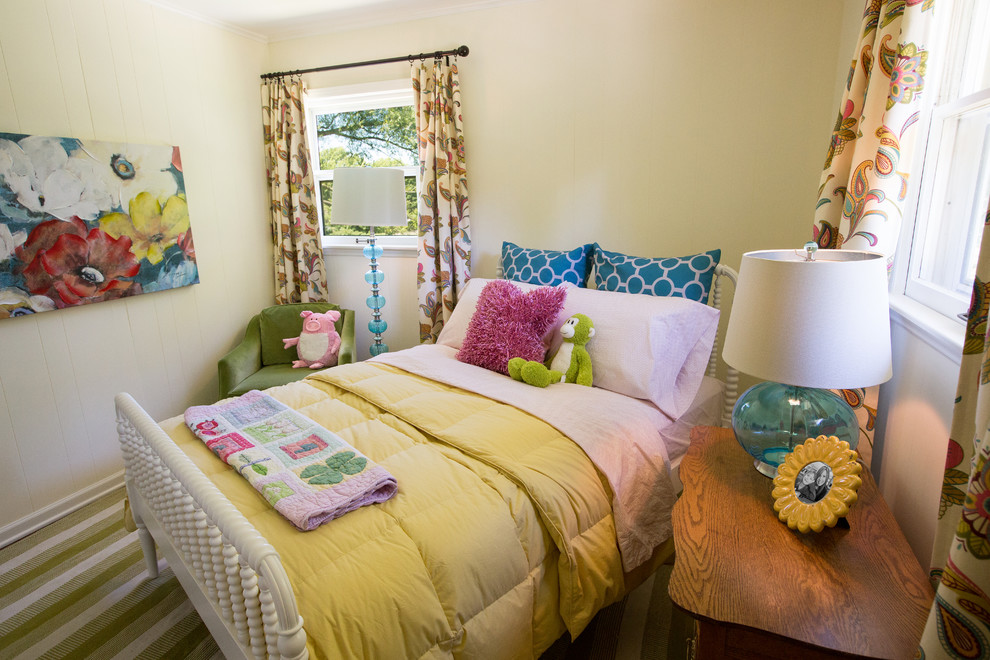 グランドラピッズにある小さなミッドセンチュリースタイルのおしゃれな寝室 (黄色い壁、無垢フローリング、暖炉なし) のレイアウト
