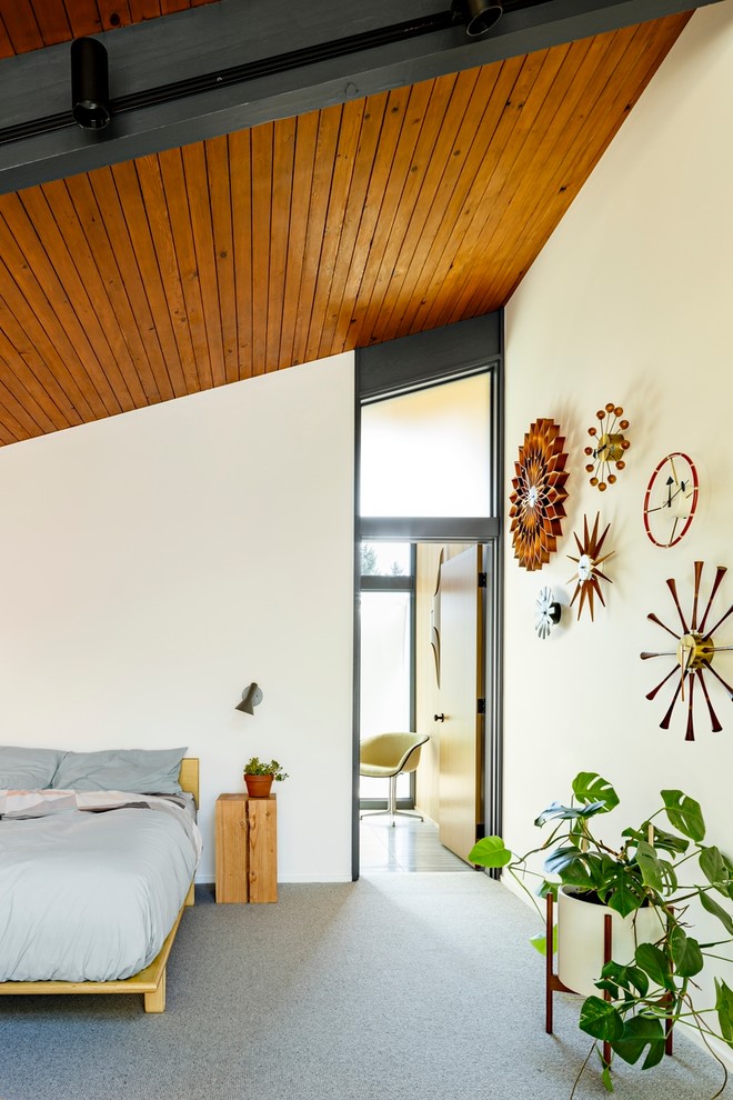 Ispirazione per una camera da letto minimalista con pareti bianche, moquette e pavimento grigio