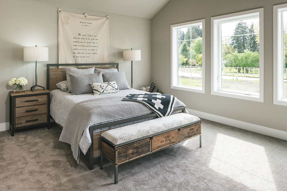 Modelo de dormitorio principal campestre de tamaño medio con paredes grises, moqueta y suelo gris