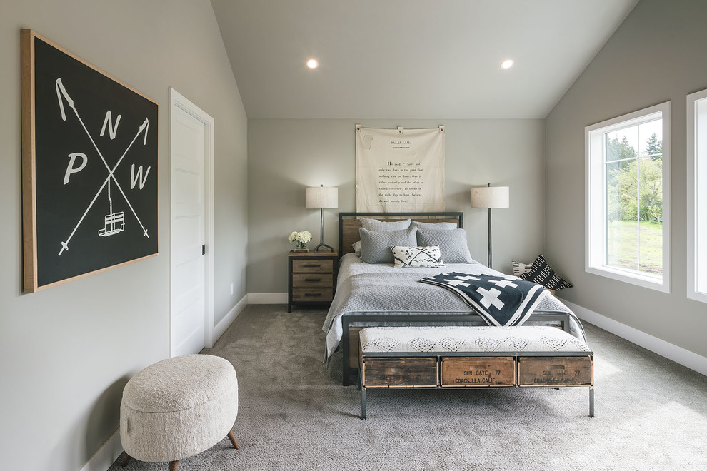 Mittelgroßes Country Hauptschlafzimmer mit grauer Wandfarbe, Teppichboden und grauem Boden in Portland