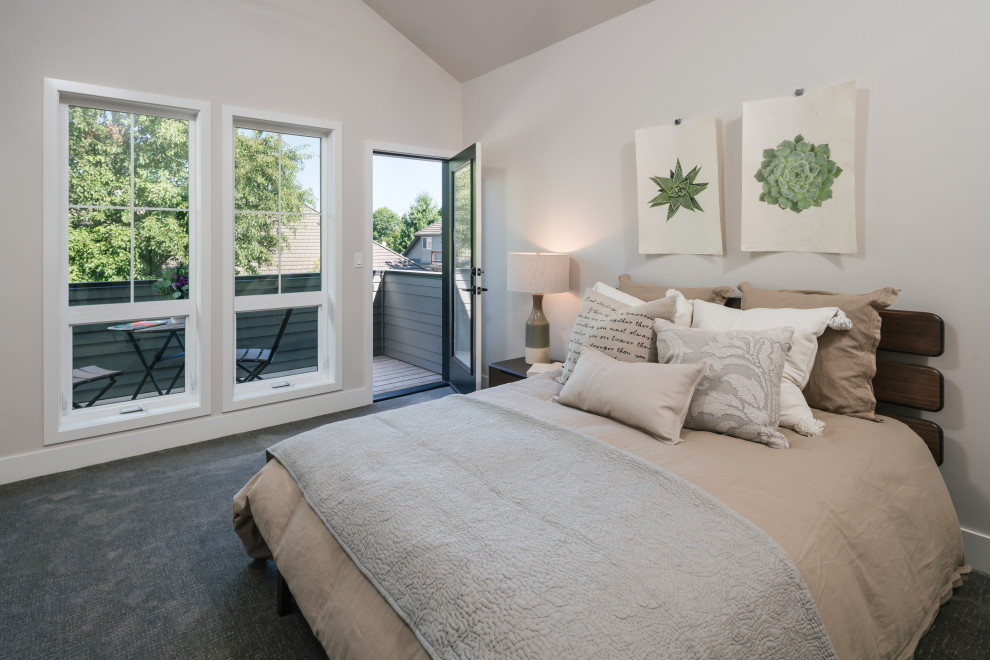 На фото: хозяйская спальня среднего размера в стиле модернизм с белыми стенами, ковровым покрытием и серым полом