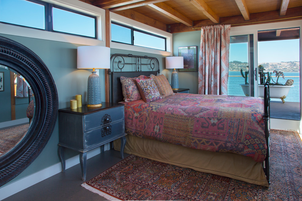 サンフランシスコにあるエクレクティックスタイルのおしゃれな主寝室 (青い壁、茶色い床) のレイアウト