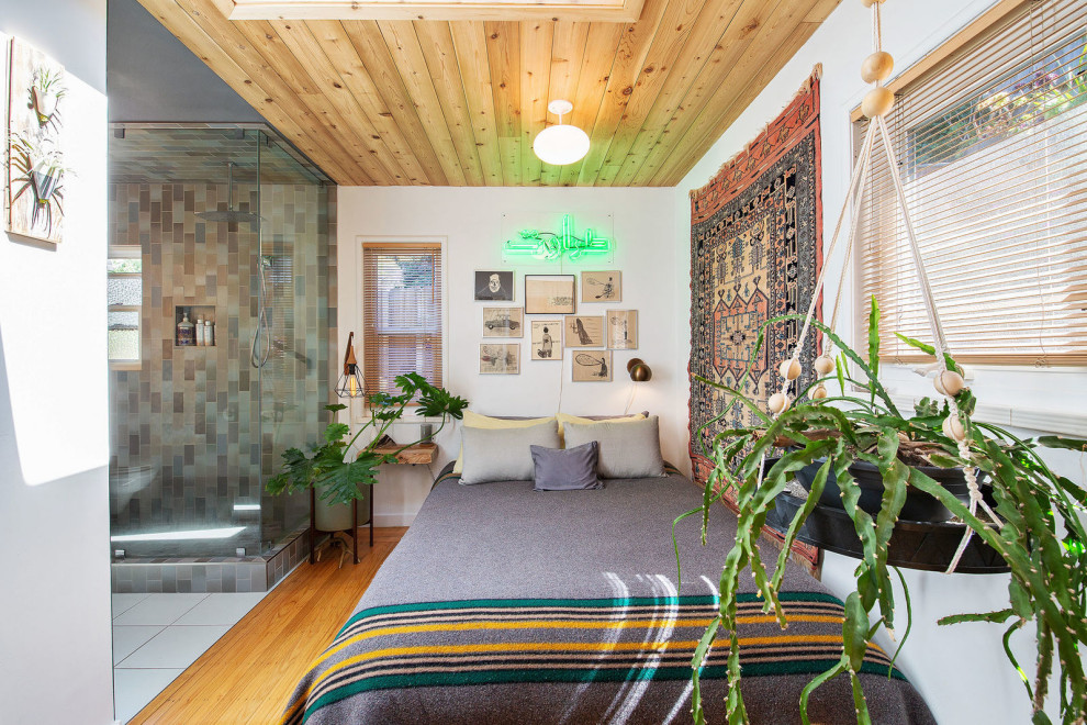 Diseño de dormitorio ecléctico con paredes blancas, suelo de madera en tonos medios, suelo marrón y madera