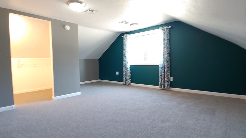 Ispirazione per una piccola camera degli ospiti country con pareti grigie, moquette e pavimento multicolore