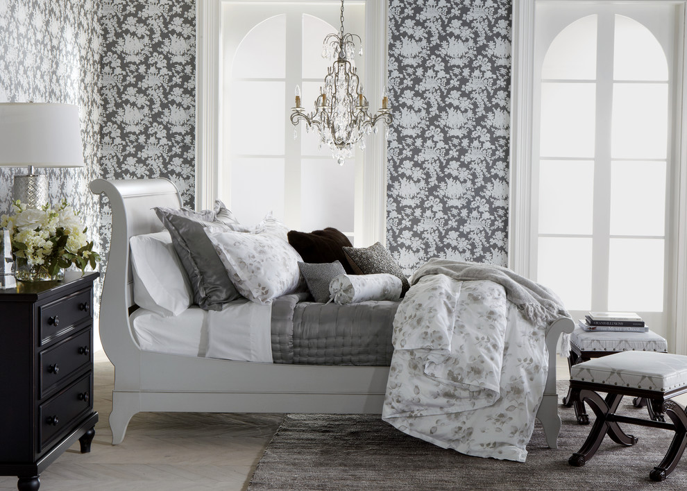 Imagen de habitación de invitados contemporánea de tamaño medio sin chimenea con paredes grises, suelo de madera clara y suelo beige