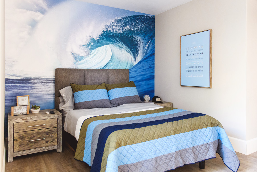 サンディエゴにあるビーチスタイルのおしゃれな客用寝室 (ベージュの壁、無垢フローリング、茶色い床) のインテリア