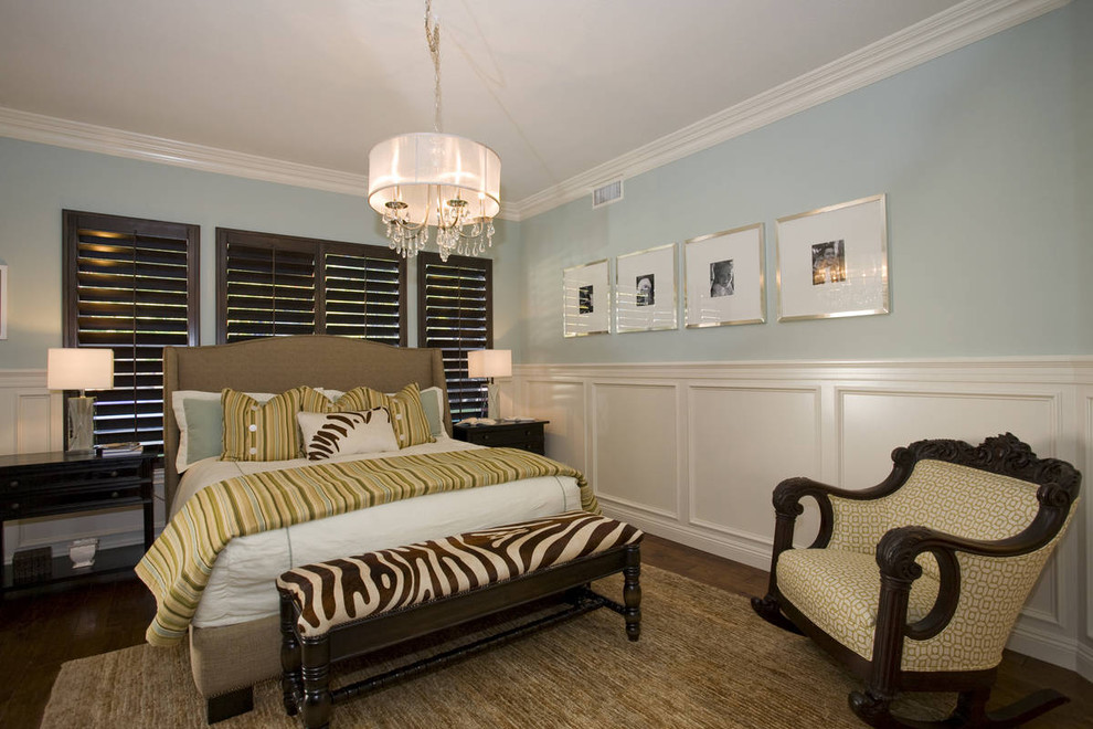 サンディエゴにあるトランジショナルスタイルのおしゃれな寝室 (青い壁) のインテリア