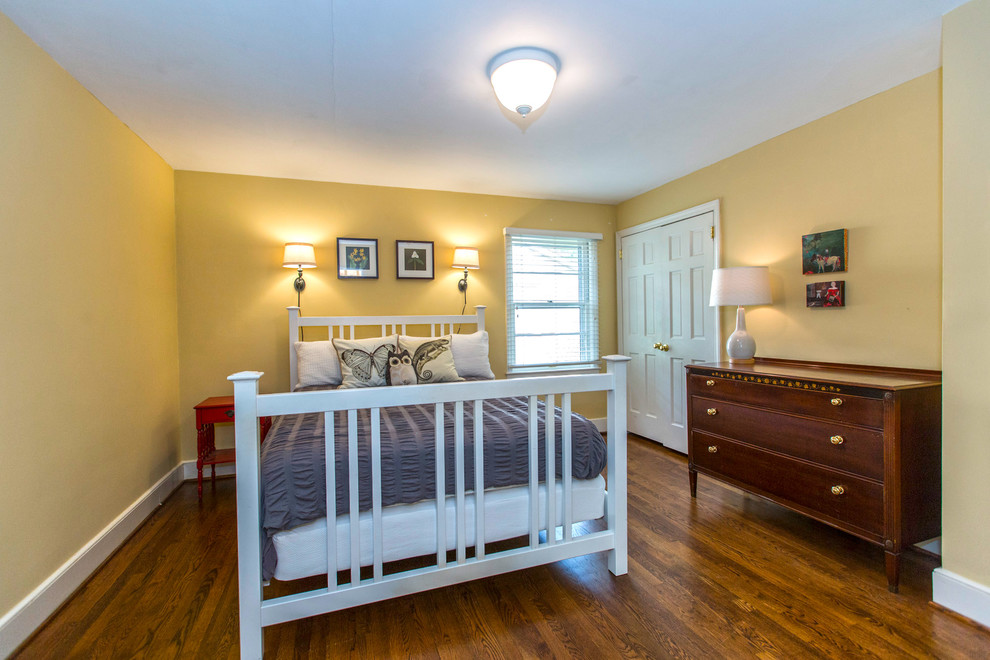 シャーロットにある中くらいなコンテンポラリースタイルのおしゃれな客用寝室 (黄色い壁、無垢フローリング、暖炉なし)