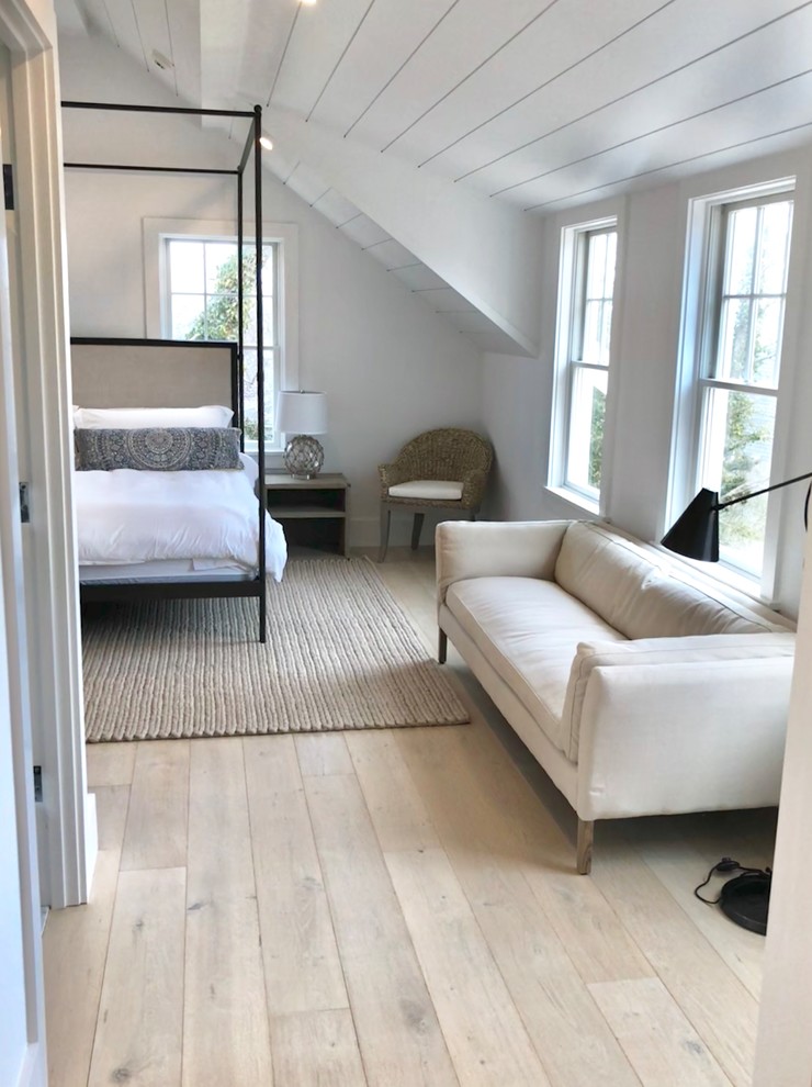 Exempel på ett litet maritimt sovrum, med ljust trägolv och beiget golv