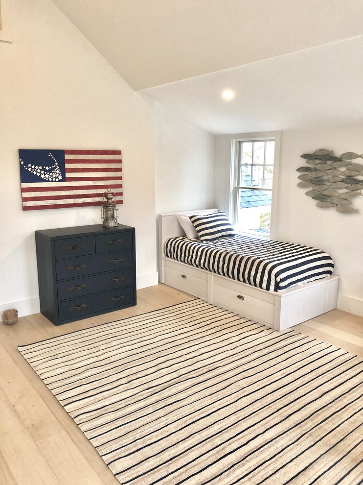 Foto di una piccola camera da letto stile marino con parquet chiaro e pavimento beige
