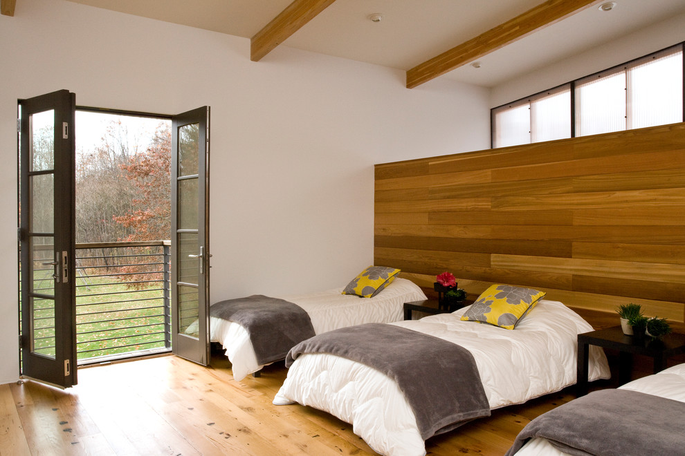 Modern inredning av ett sovrum, med vita väggar och gult golv