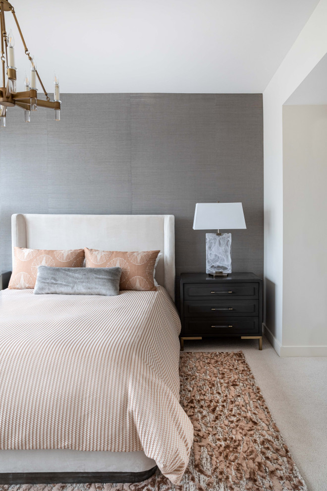 Kleines Modernes Hauptschlafzimmer ohne Kamin mit grauer Wandfarbe, Teppichboden und beigem Boden in Sacramento