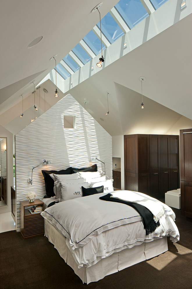 Пример оригинального дизайна: большая спальня в стиле неоклассика (современная классика) с белыми стенами