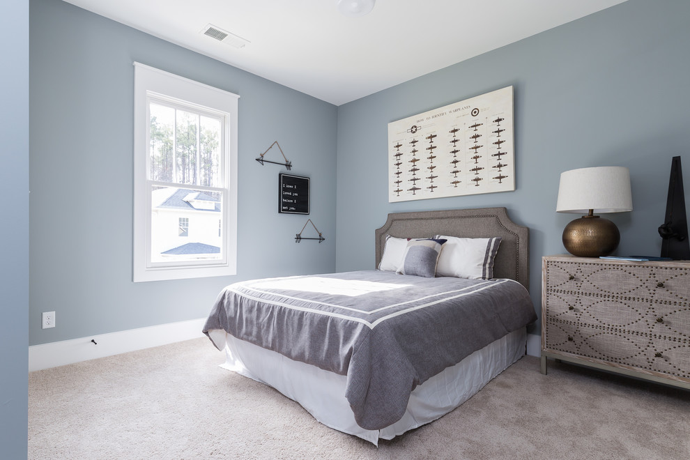 Idee per una camera degli ospiti chic di medie dimensioni con pareti blu, moquette, nessun camino e pavimento beige