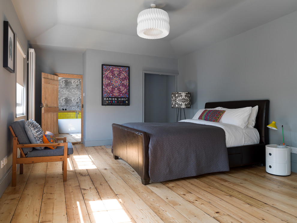Ispirazione per una camera degli ospiti country di medie dimensioni con pareti grigie, parquet chiaro e pavimento beige