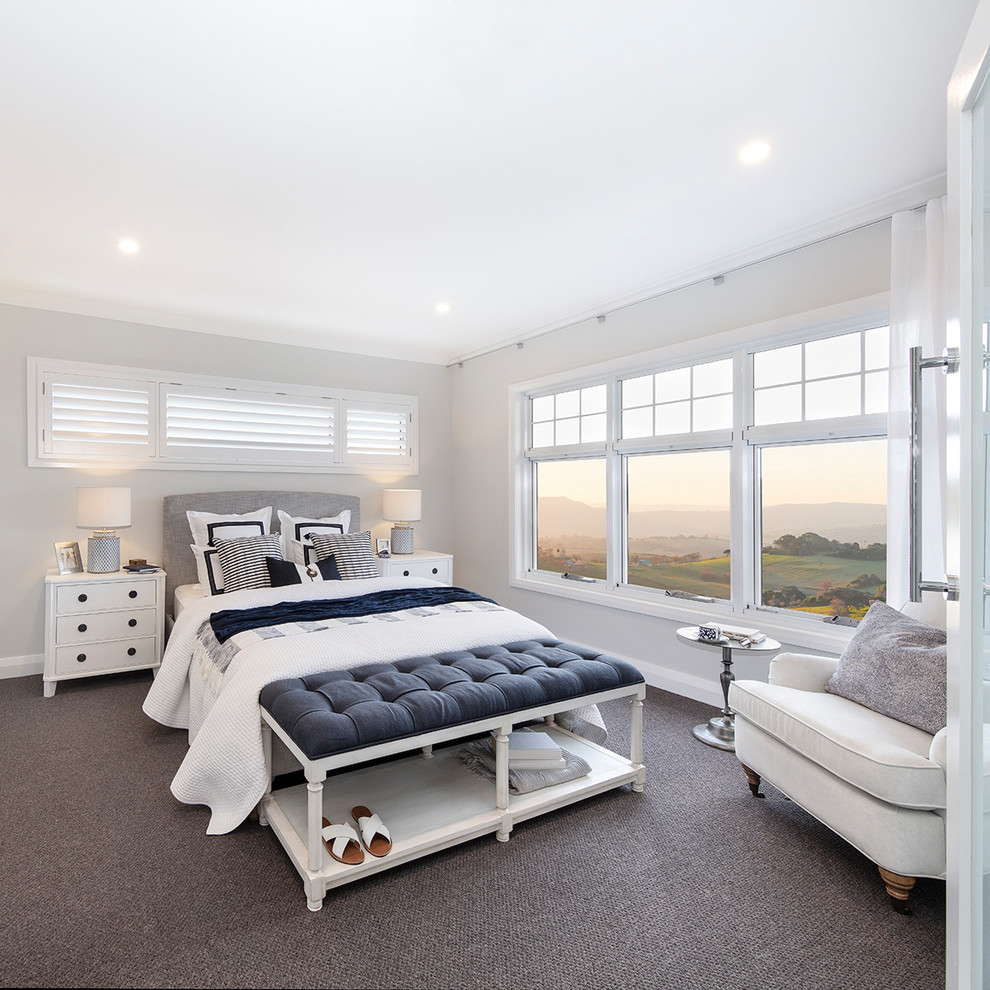 Modelo de dormitorio principal contemporáneo grande con paredes blancas, moqueta y suelo gris