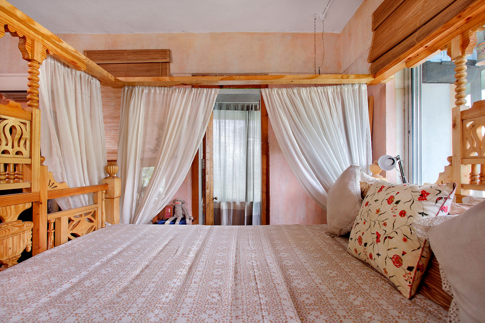 Idee per una camera da letto bohémian con pareti beige