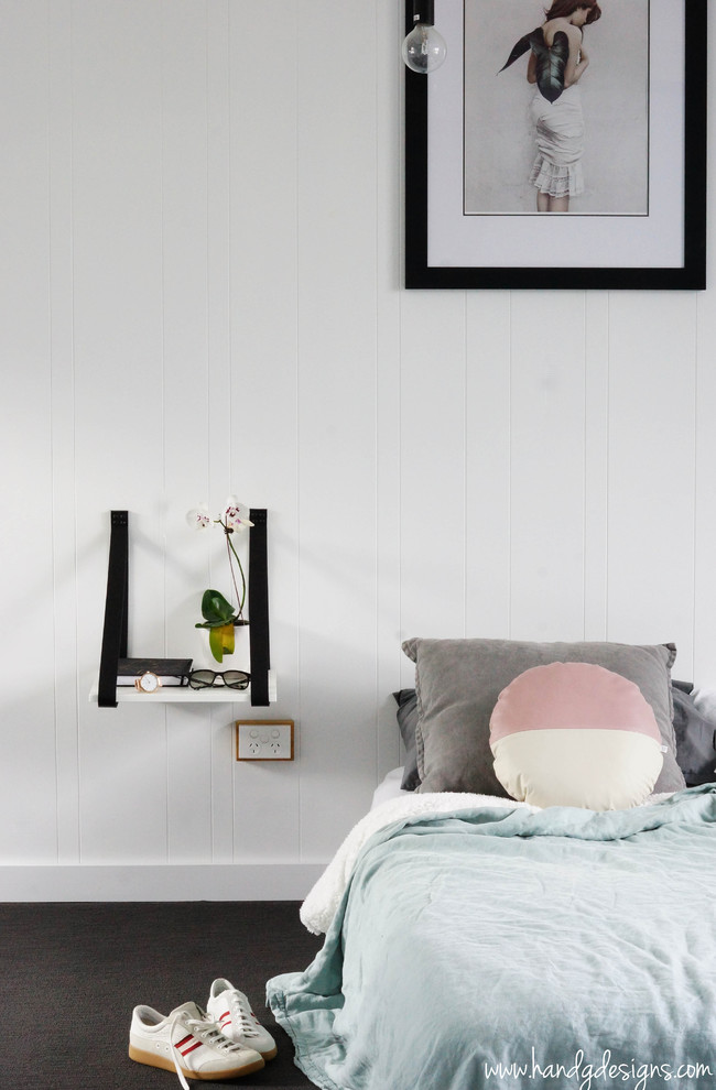 Imagen de dormitorio principal escandinavo grande con paredes blancas y moqueta