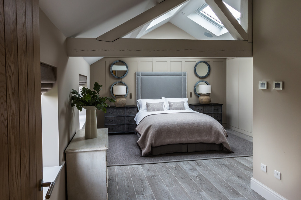 他の地域にある中くらいなトランジショナルスタイルのおしゃれな主寝室 (磁器タイルの床、ベージュの壁、グレーの床) のレイアウト