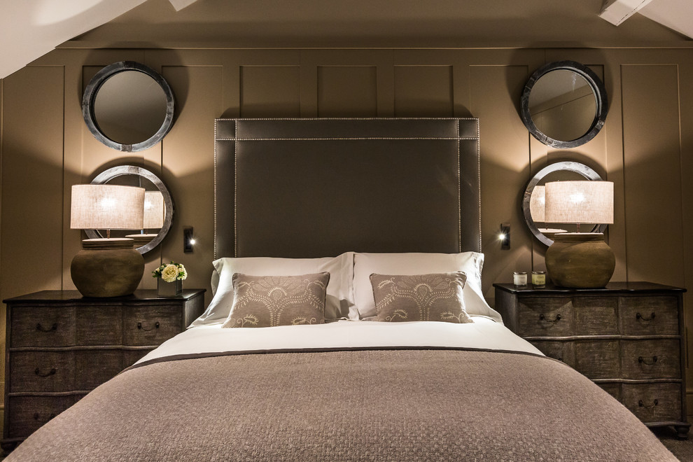 На фото: хозяйская спальня среднего размера в современном стиле с полом из керамогранита с