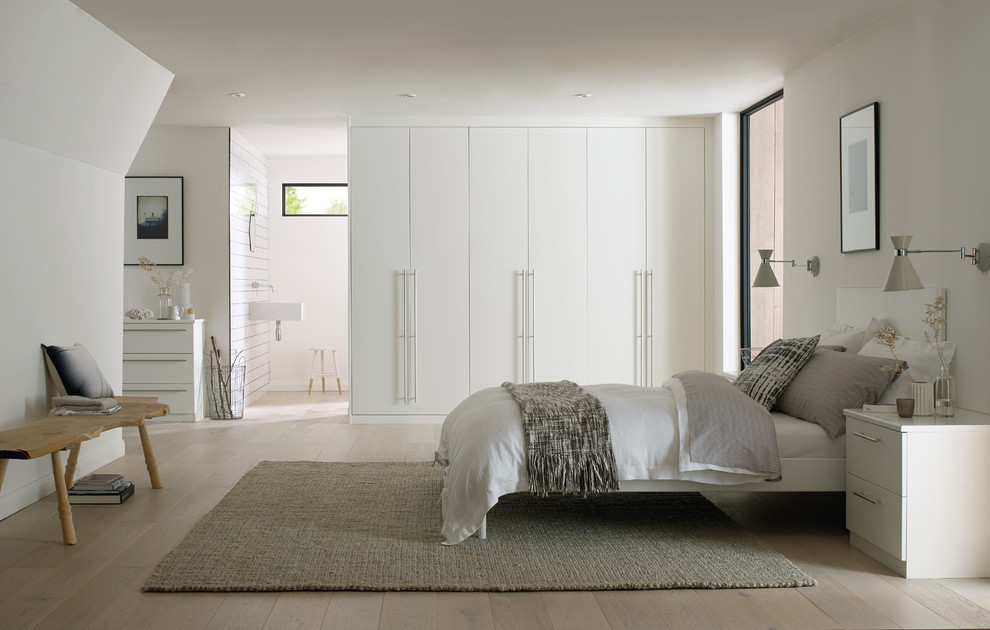 Mittelgroßes Modernes Gästezimmer mit weißer Wandfarbe, hellem Holzboden und grauem Boden in West Midlands
