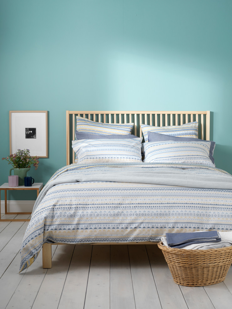 Идея дизайна: спальня в современном стиле с зелеными стенами и деревянным полом