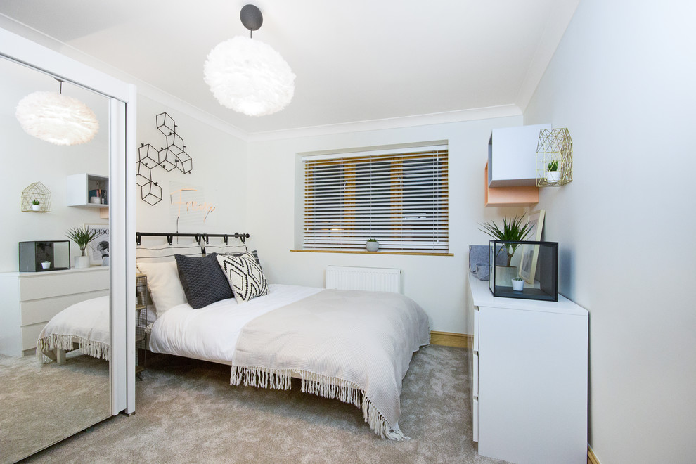 Стильный дизайн: большая хозяйская спальня в скандинавском стиле с белыми стенами, ковровым покрытием и коричневым полом - последний тренд