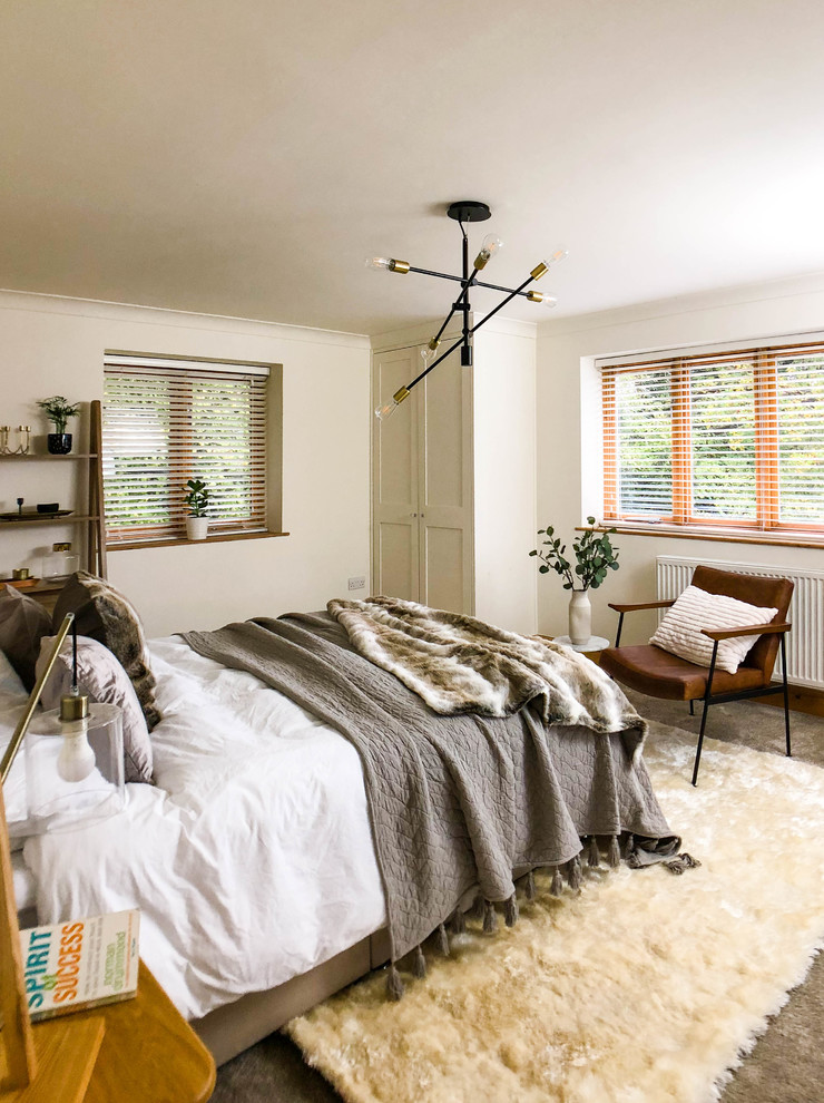 Großes Nordisches Hauptschlafzimmer mit weißer Wandfarbe, Teppichboden und braunem Boden in Berkshire