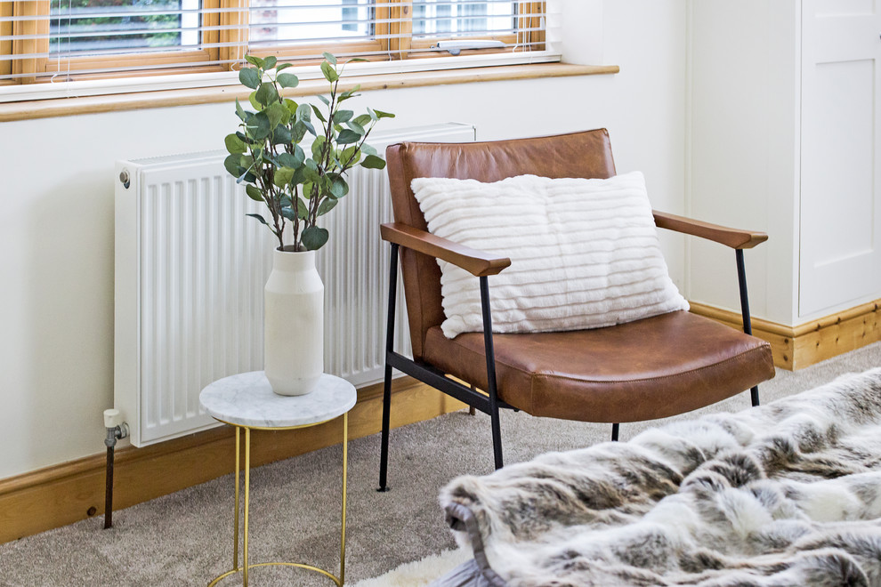 Свежая идея для дизайна: большая хозяйская спальня в скандинавском стиле с белыми стенами, ковровым покрытием и коричневым полом - отличное фото интерьера
