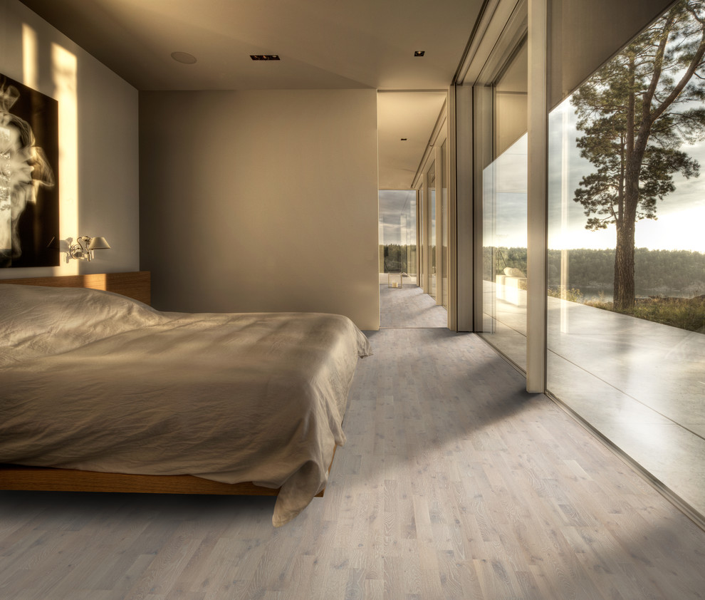 Источник вдохновения для домашнего уюта: хозяйская спальня среднего размера в скандинавском стиле с бежевыми стенами, светлым паркетным полом и белым полом без камина