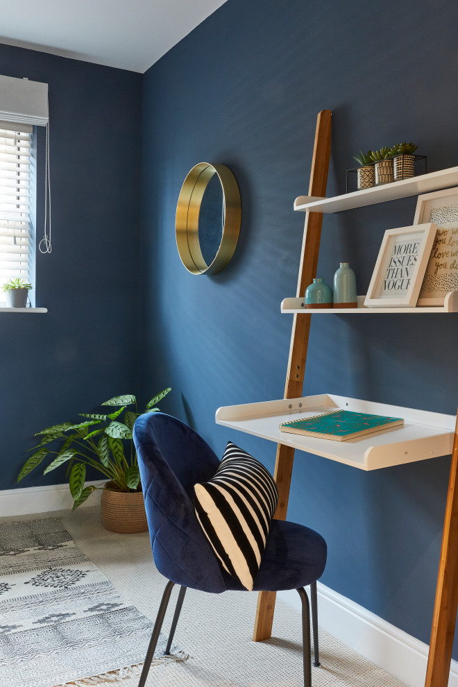 Ejemplo de dormitorio principal nórdico pequeño con paredes azules, moqueta y suelo gris