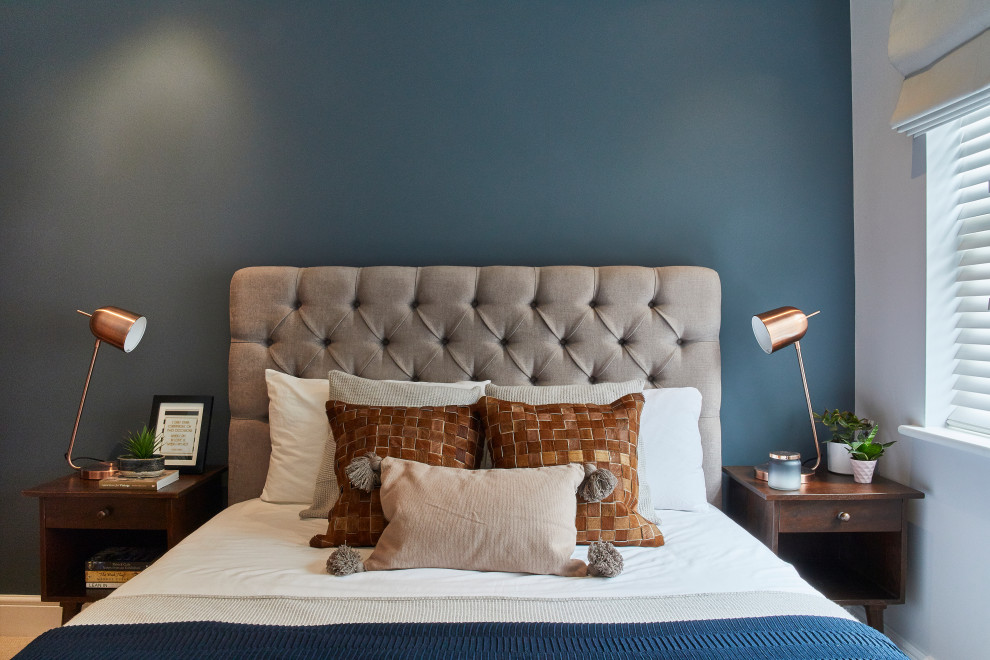 Kleines Skandinavisches Hauptschlafzimmer mit blauer Wandfarbe, Teppichboden und grauem Boden in Sonstige