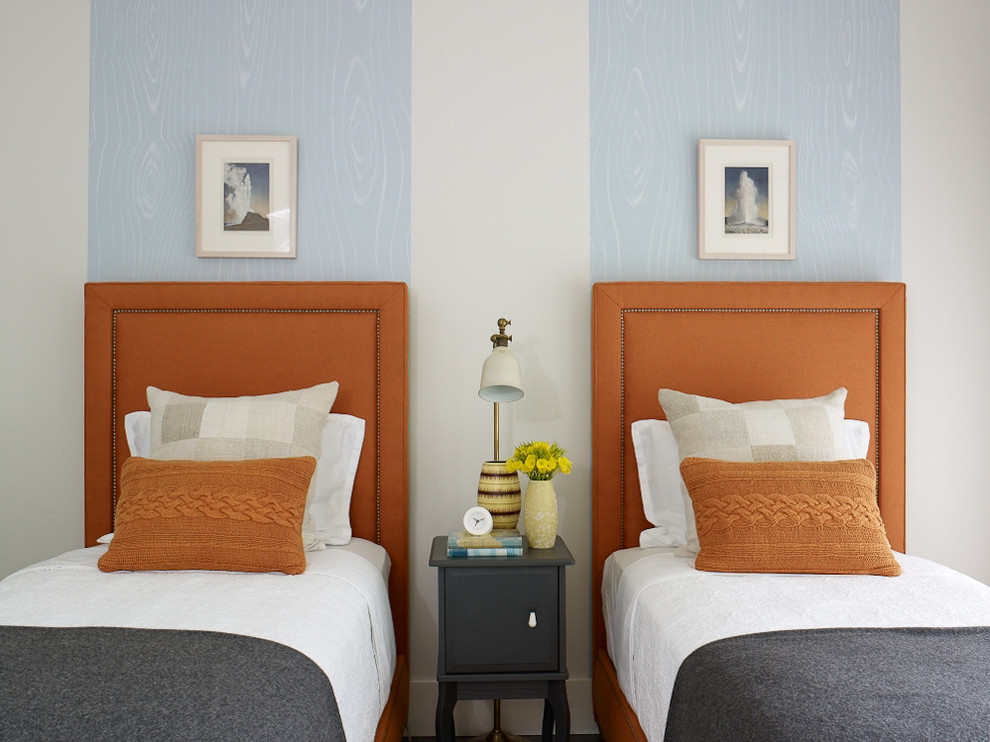 Exemple d'une chambre d'amis tendance avec un mur bleu et aucune cheminée.