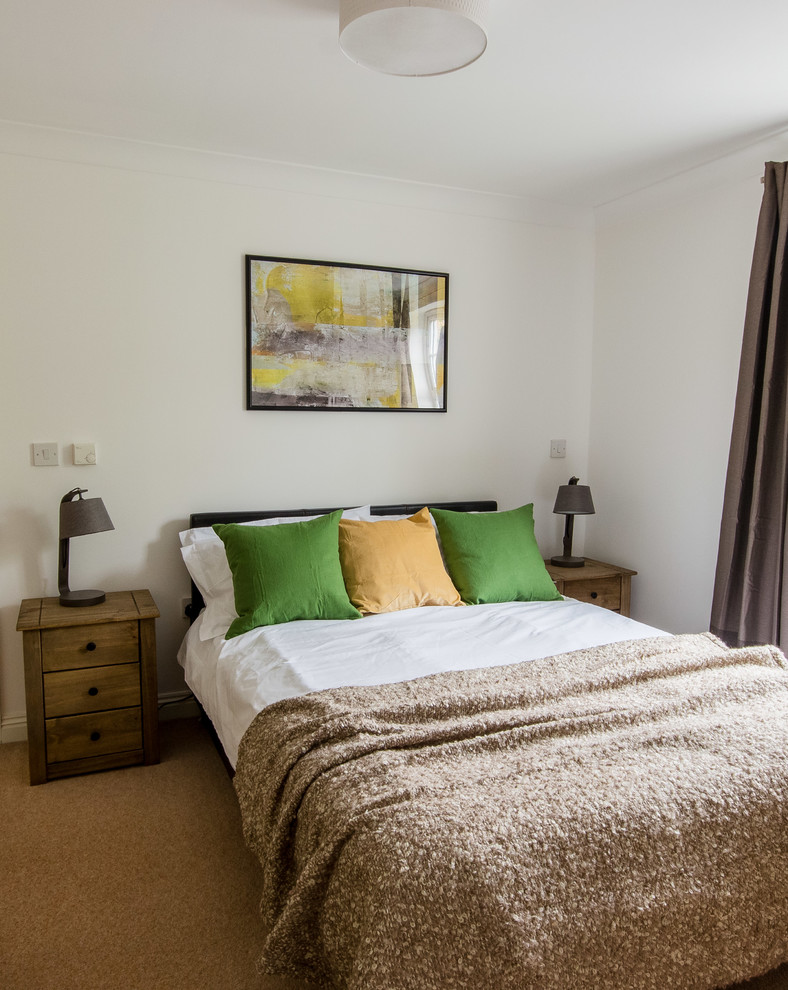 Mittelgroßes Nordisches Gästezimmer mit weißer Wandfarbe, Teppichboden und beigem Boden in Berkshire