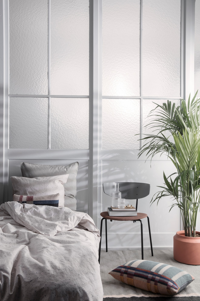 Skandinavisches Schlafzimmer mit weißer Wandfarbe, grauem Boden und hellem Holzboden in Melbourne