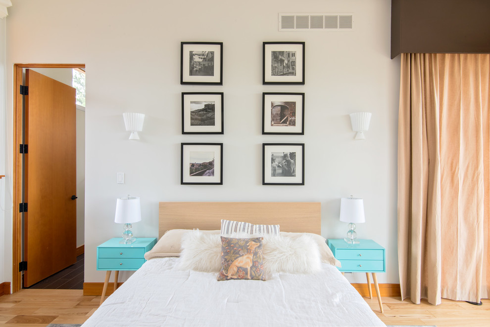 Diseño de habitación de invitados nórdica de tamaño medio sin chimenea con suelo de madera clara, suelo beige y paredes blancas
