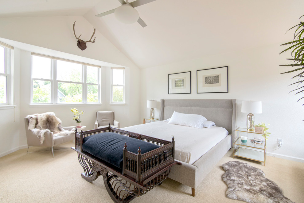 Nordisches Hauptschlafzimmer mit weißer Wandfarbe, Teppichboden und beigem Boden in Denver