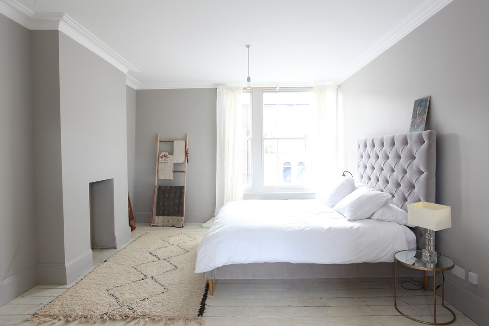 На фото: большая хозяйская спальня в скандинавском стиле с серыми стенами и светлым паркетным полом