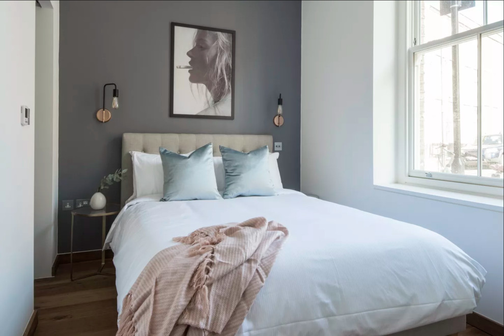 Idéer för att renovera ett litet skandinaviskt sovrum, med grå väggar